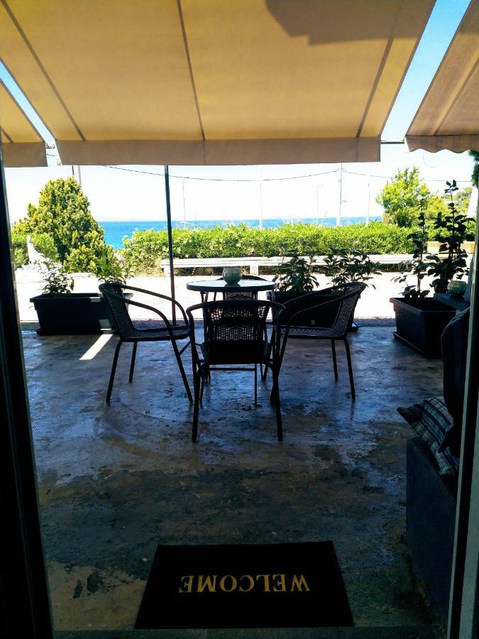 New Seafront Studio Guest House Anavyssos Bagian luar foto