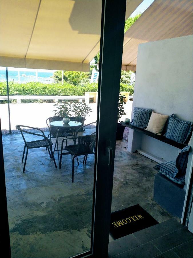 New Seafront Studio Guest House Anavyssos Bagian luar foto